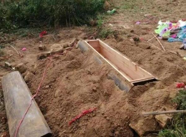 你如何看待村民葬后遗体被抢 镇长：违规土葬？
