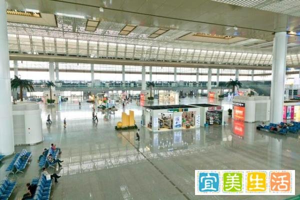 南京南站大厅找不到插座？是乘客事儿多，还是车站服务不到位？