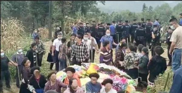 你如何看待村民葬后遗体被抢 镇长：违规土葬？
