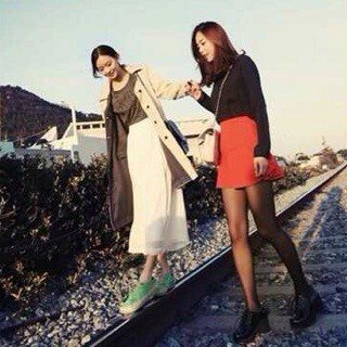 找一对阿宝色的姐妹头像，其中一张是躺在铁路旁的好像..