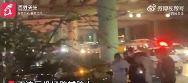 成都机场路辅路发生严重交通事故，目击者称多车相撞有人员伤亡，警方：现场事故已处理，具体原因正在调查