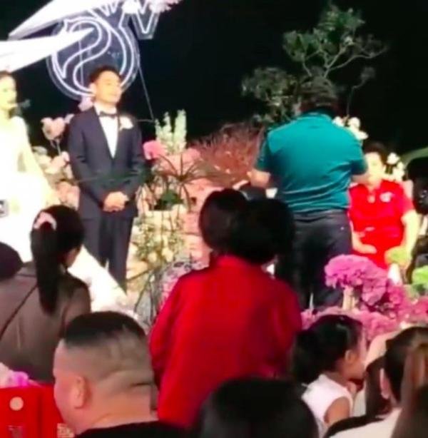 新人婚礼上舅舅当场送一套房，坦言：我也没啥可送的了
