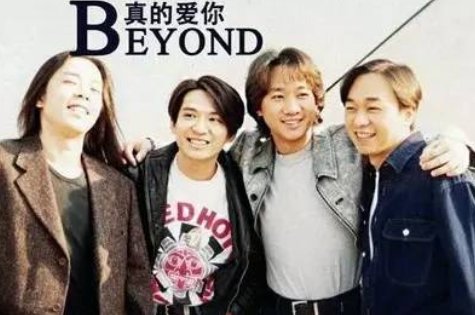 当年拉黄家驹掉下3米舞台的内村光良，现如今怎么样？