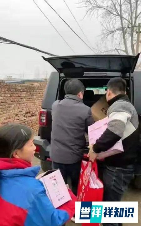 14岁的小姑娘独自在寒冷的夜晚捡废品，靠捡废品撑起她们那残破的家。