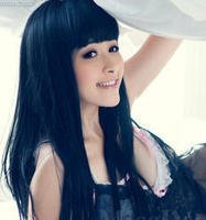 壁纸上这个女生是谁？