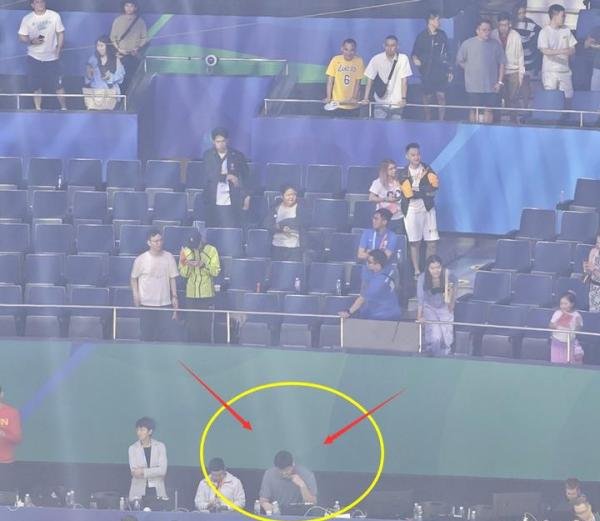 心酸！姚明赛后拒绝退场，独坐观众席表情难受，没人敢去劝他离开