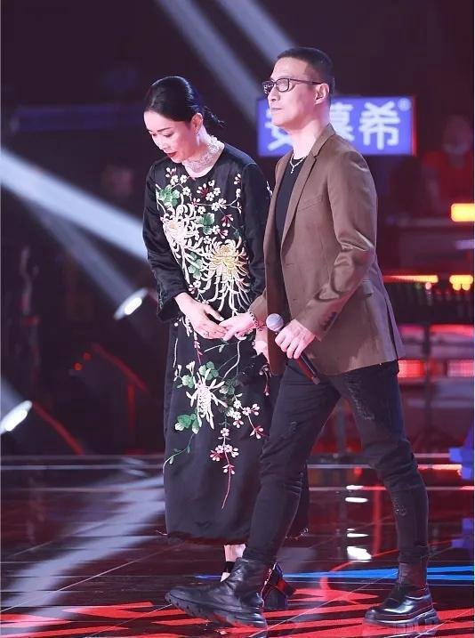 那英的素颜真让人心疼，状态疲惫太显龄，终于相信她54岁了