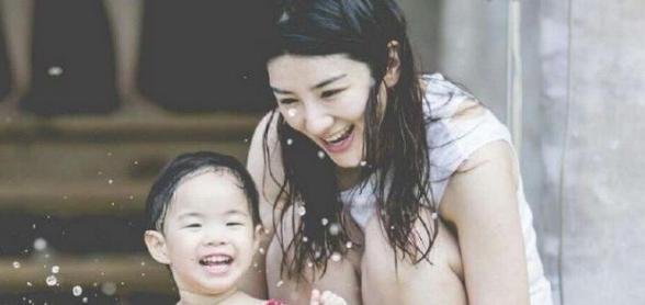 黄奕五一带女儿爬长城，与崔伟恋情进展顺利？找到自己勇往直前