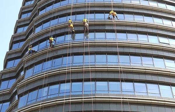 高空外墙清洗应具备哪些资质和作业工具？