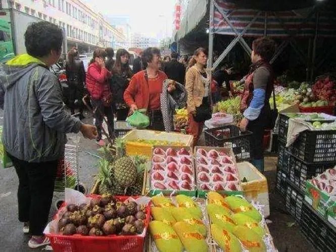 重庆水果摊贩错将3万元转给顾客，想追回却被对方拉黑，小商贩们有多不易？