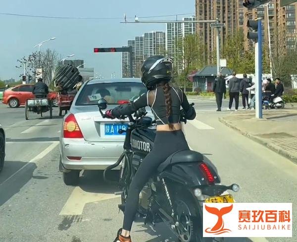 男子开车被小姐姐加塞，女生一举动令男子怒气全无