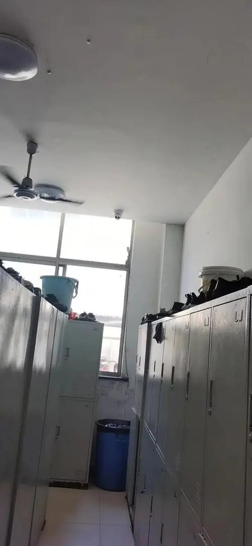 公司给员工更衣室安9个摄像头！公司为何这么做？这么做合法吗？