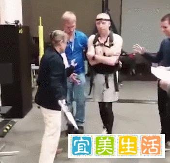 神舟13号航天员顺利返回，为啥都是被抬下来的，太空后遗症？