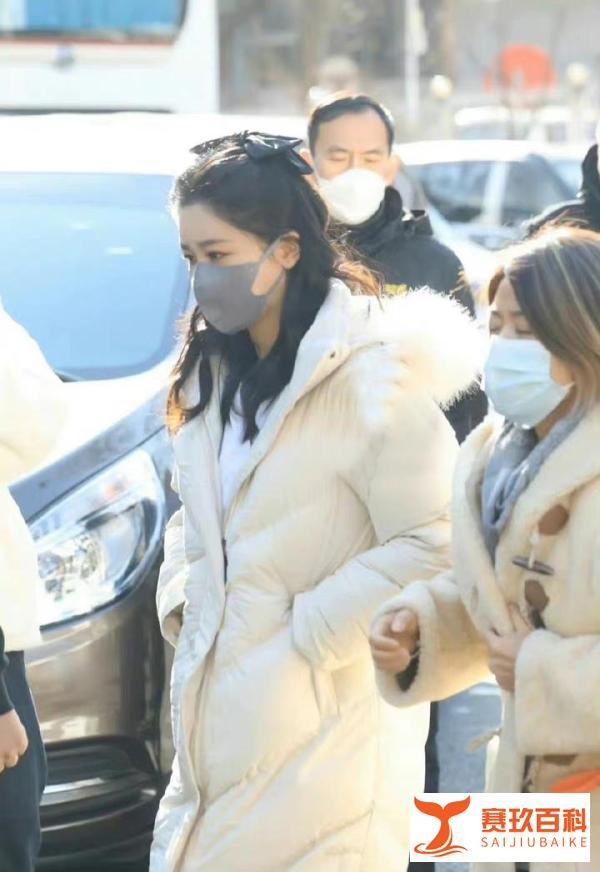 杨紫春晚联排公主头造型路透，穿米白色羽绒服配白T，温婉大气