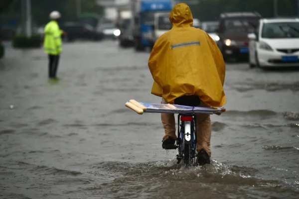 青岛暴雨积水齐腰，车子飘着被“浪”拍，为何城市内涝屡屡发生？