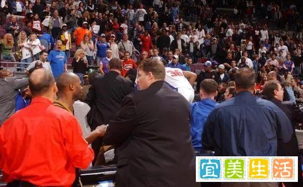 NBA史上规模最大斗殴!奥本山宫事件,阿泰暴揍现场球迷!
