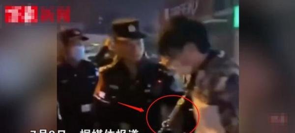 女子当街“驯服”男友！用狗链牵着男友上街