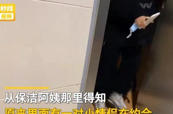 女子大庭广众撩乳房给男友喂奶，大尺度综艺被骂：更恶心的一幕正在发生……