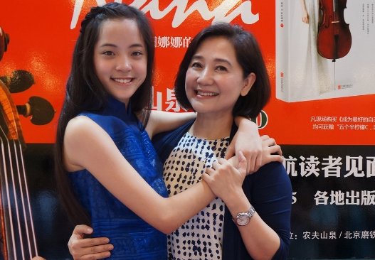 欧阳娜娜母亲重返校园,59岁读硕士,亲身诠释内涵比美貌重要!你怎么看?