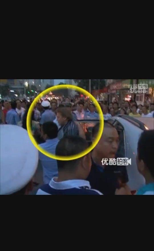 郑州老外殴打女人民众的反应，啥事就怕对比