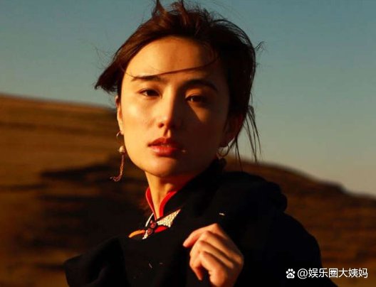李亚鹏与女友拍婚纱大片，左手戴钻戒疑好事将近，两人是真爱吗？