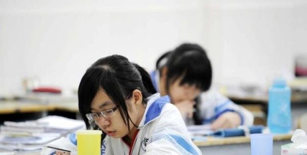 上海一位初中女孩,因为父母不支持追星,带着“爱豆”离家出走?