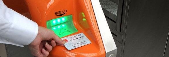 在网上购动车票后 到了动车站要取票还是要怎样？他们说刷身份证我还是不懂在哪里刷。