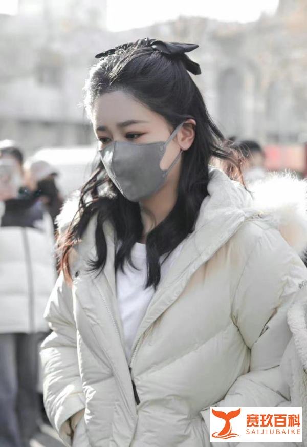 杨紫春晚联排公主头造型路透，穿米白色羽绒服配白T，温婉大气