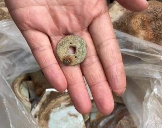 江西赣州数百人到河滩挖宝是怎么回事?