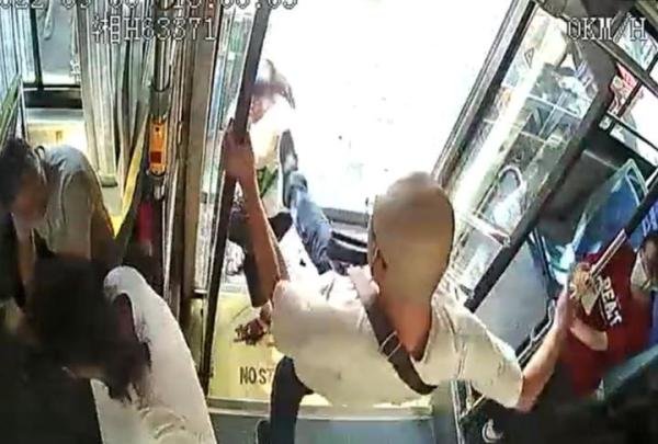 67岁大妈带零食上公交车，被乘客踹下车司机关门而去，星晨提醒