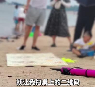 海滩遮阳伞被要求交费50元,景区回应引众怒,网友:收呼吸费更赚