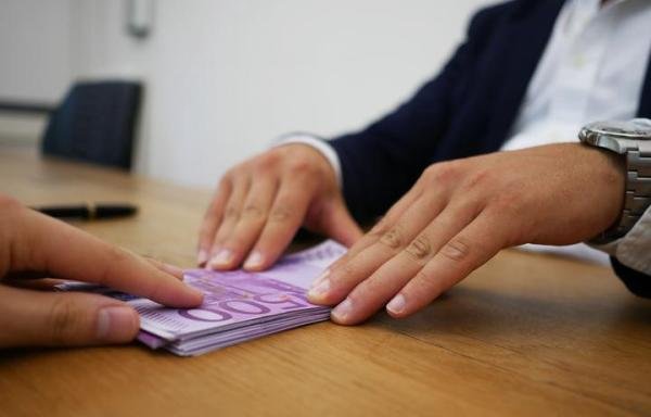 年轻人赶高铁跨省存钱，扣除交通费后存10万可多出1250元利息，如何看待这种理财方式？