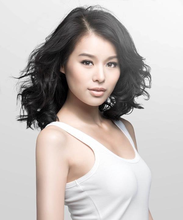 香港TVB演员胡杏儿从刚出道的胖妞，华丽转身变成身材纤细、脸蛋瘦小的苗条美女
