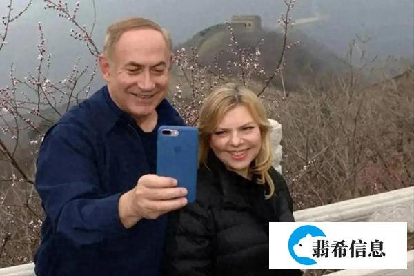 以色列总理内塔尼亚胡和妻子到中国访问，以万里长城为背景的照片