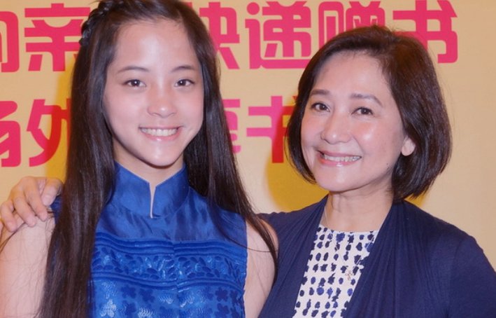 欧阳娜娜母亲重返校园,59岁读硕士,亲身诠释内涵比美貌重要!你怎么看?