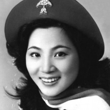 齐名邓丽君的她,嫁给了二婚丈夫退隐,如今夫妻皆因患癌病逝,他们是谁?