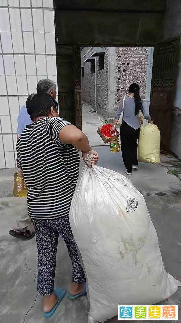 婆家40多人护送女子回娘家