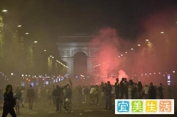 队报：巴黎输球后香榭丽舍大街爆发骚乱，警方用催泪弹驱散球迷