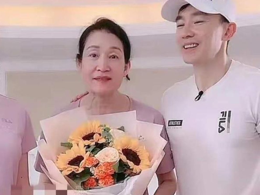众星母亲节送祝福，张艺兴文案让人“头疼”，刘畊宏礼物有何特别之处？