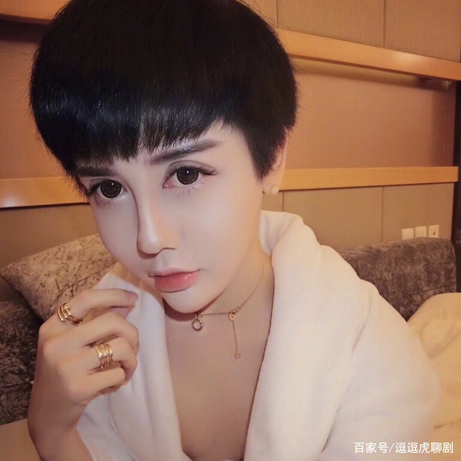 刘梓辰发布近期素颜照，网友看后被吓到，究竟变成什么样？