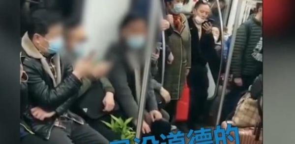 男子因工作太累未让座被大爷怒骂 到底什么情况？