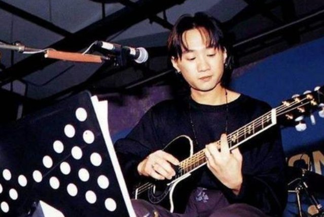 当年拉黄家驹掉下3米舞台的内村光良，现如今怎么样？