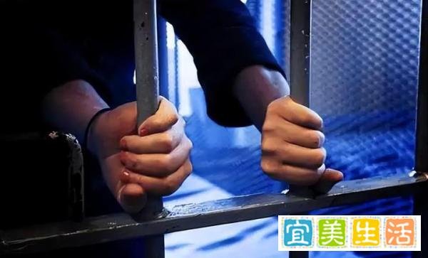 大妈用小刀偷切肉老板淡定阻止的人间冷暖