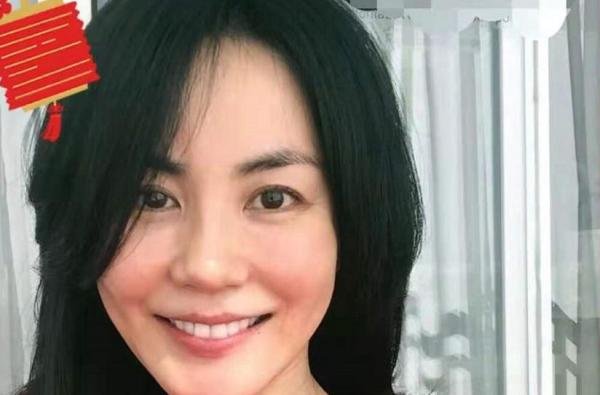51岁王菲被曝冒生命危险产子！谢霆锋含泪报喜，深扒报道疑点多