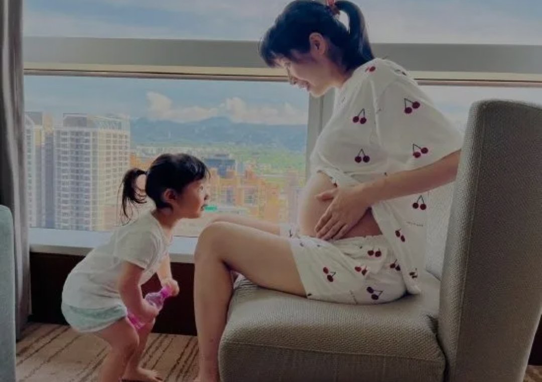 九把刀晒周亭羽孕肚照，他们婚后的感情如何？