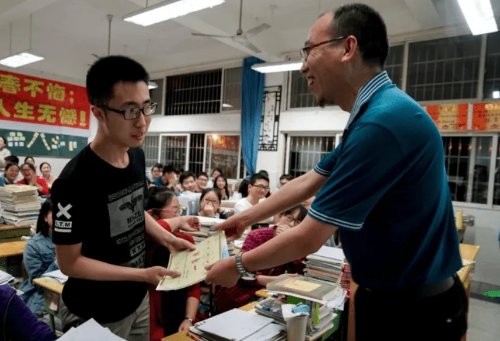 投异物男生系保送，曾代表新生发言，他的哪些丑陋过往被扒了出来？