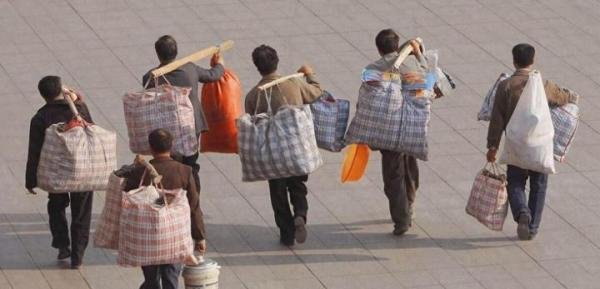 才大年初二，就有不少人离家返城，“返程潮”为何越来越早？