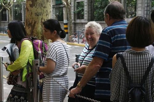 大妈安检插队被拒后约架,大妈们为何总是如此蛮不讲理?