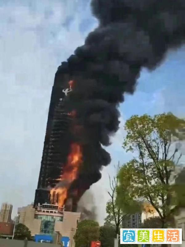 长沙第一高楼起火烟雾缭绕，消防紧急救援火已扑灭，没有人员伤亡