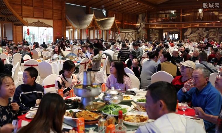 郑州一对新人办婚宴吃完不结账跑了，饭店该如何追责？